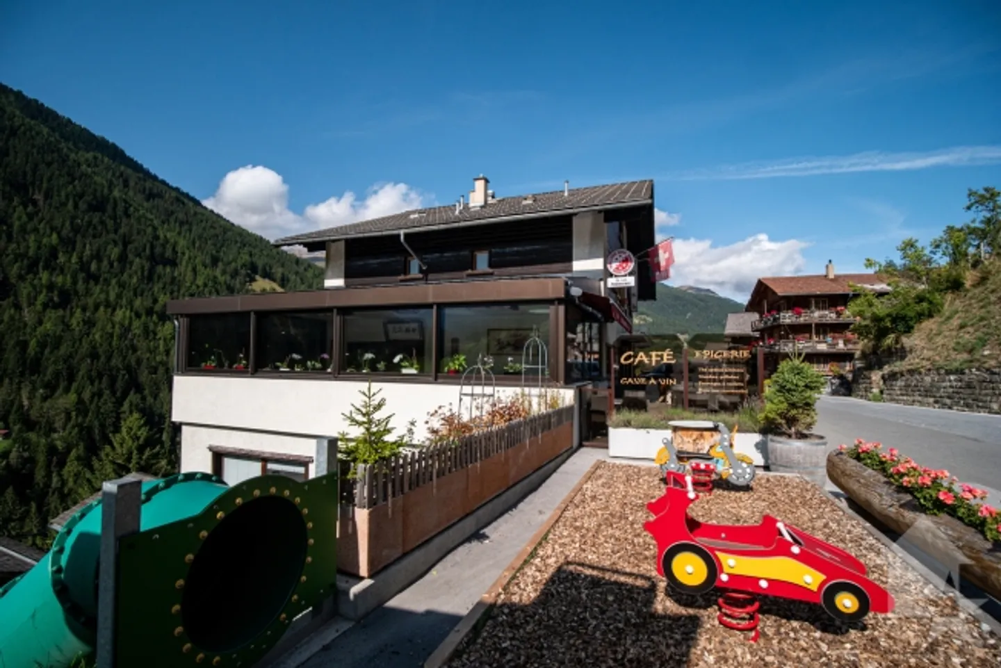 Renovated hotel-restaurant in the heart of the village with spectacular views - Photo 9 of 20