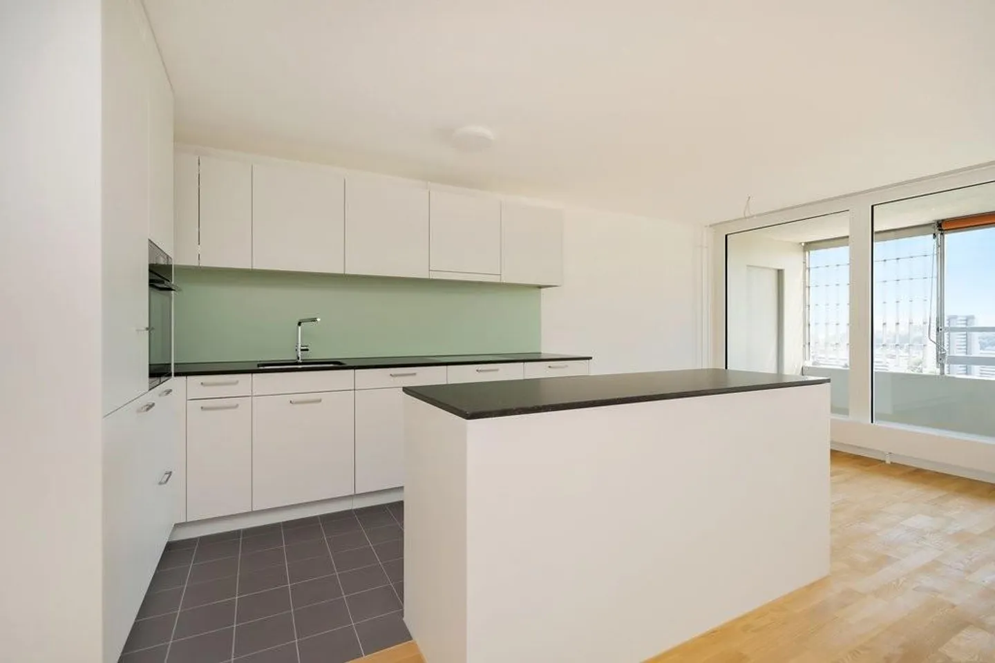 Renovated 4.5 Maisonette Apartment on the 20th Floor - Photo 2 of 9