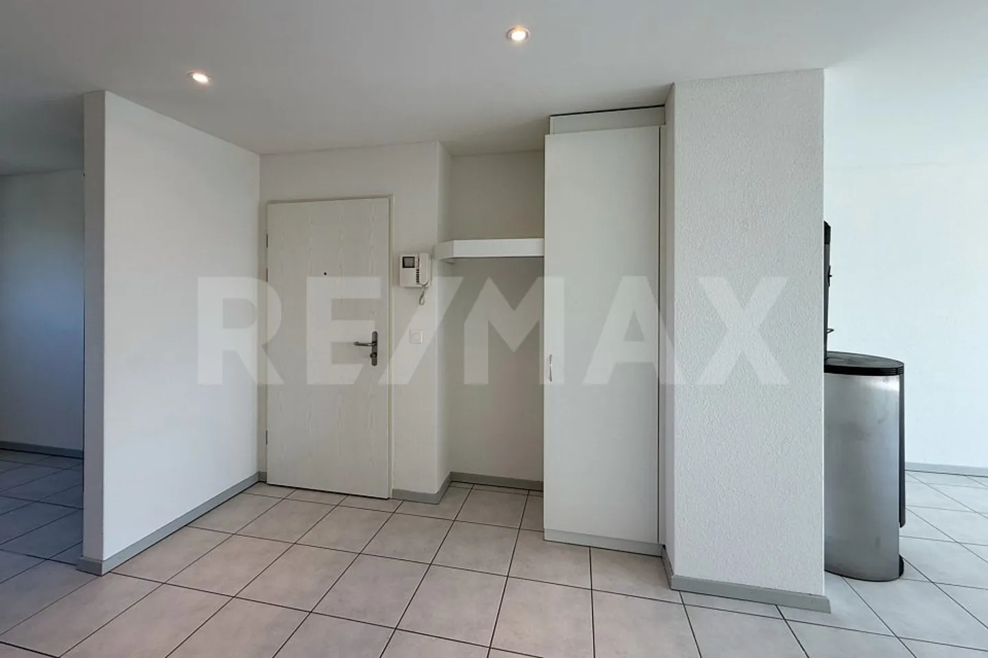 Situé au calme, bien entretenu et avec beaucoup de potentiel - Appartement 3½ pièces avec balcon sur le vert - Photo 2 sur 13