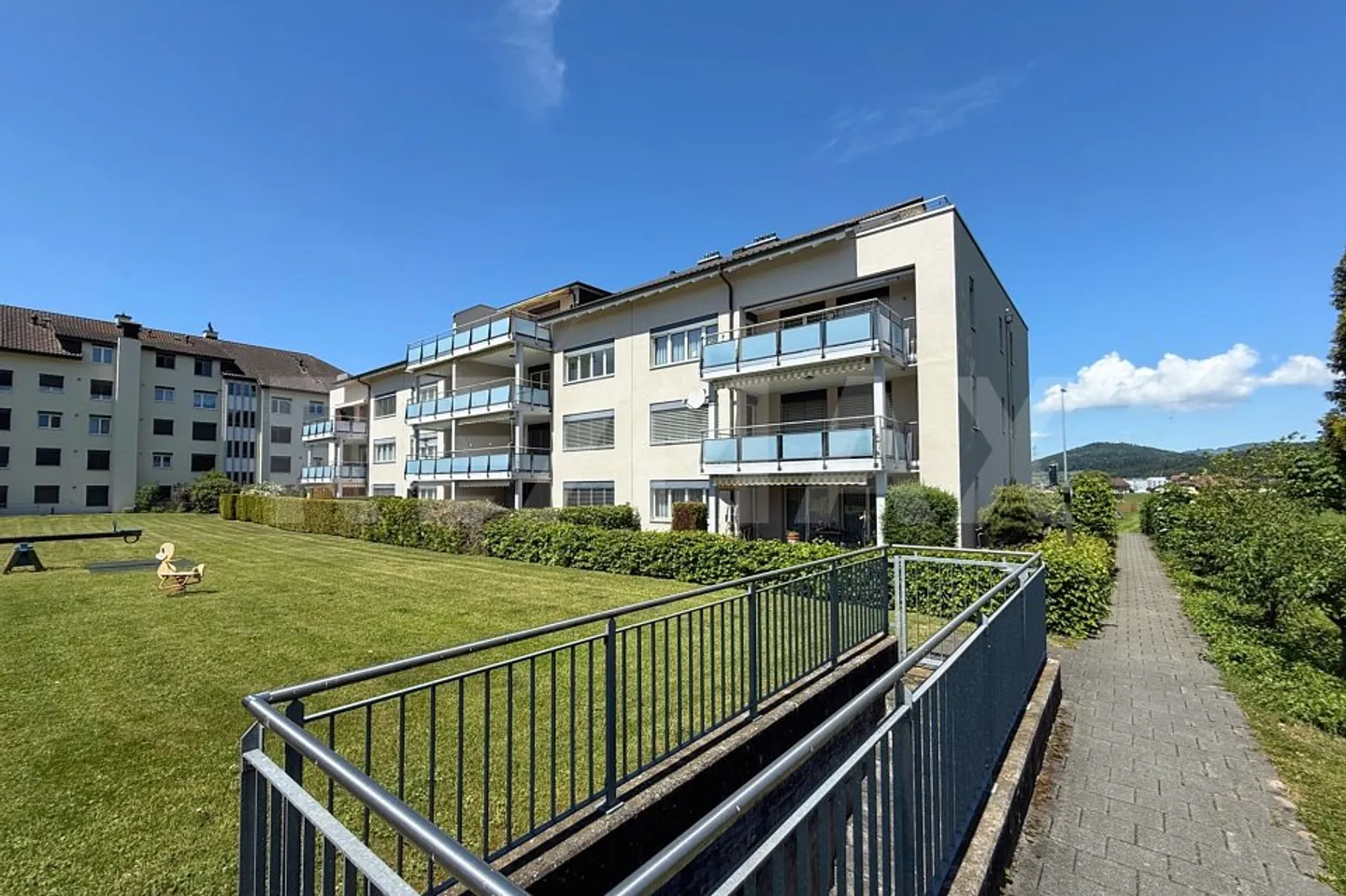 Situé au calme, bien entretenu et avec beaucoup de potentiel - Appartement 3½ pièces avec balcon sur le vert - Photo 1 sur 13