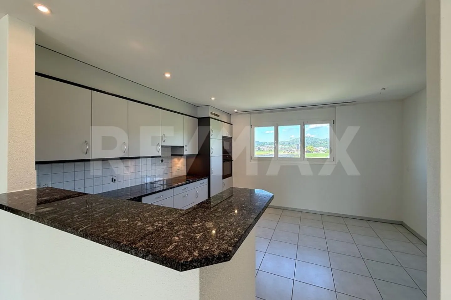 Situé au calme, bien entretenu et avec beaucoup de potentiel - Appartement 3½ pièces avec balcon sur le vert - Photo 3 sur 13