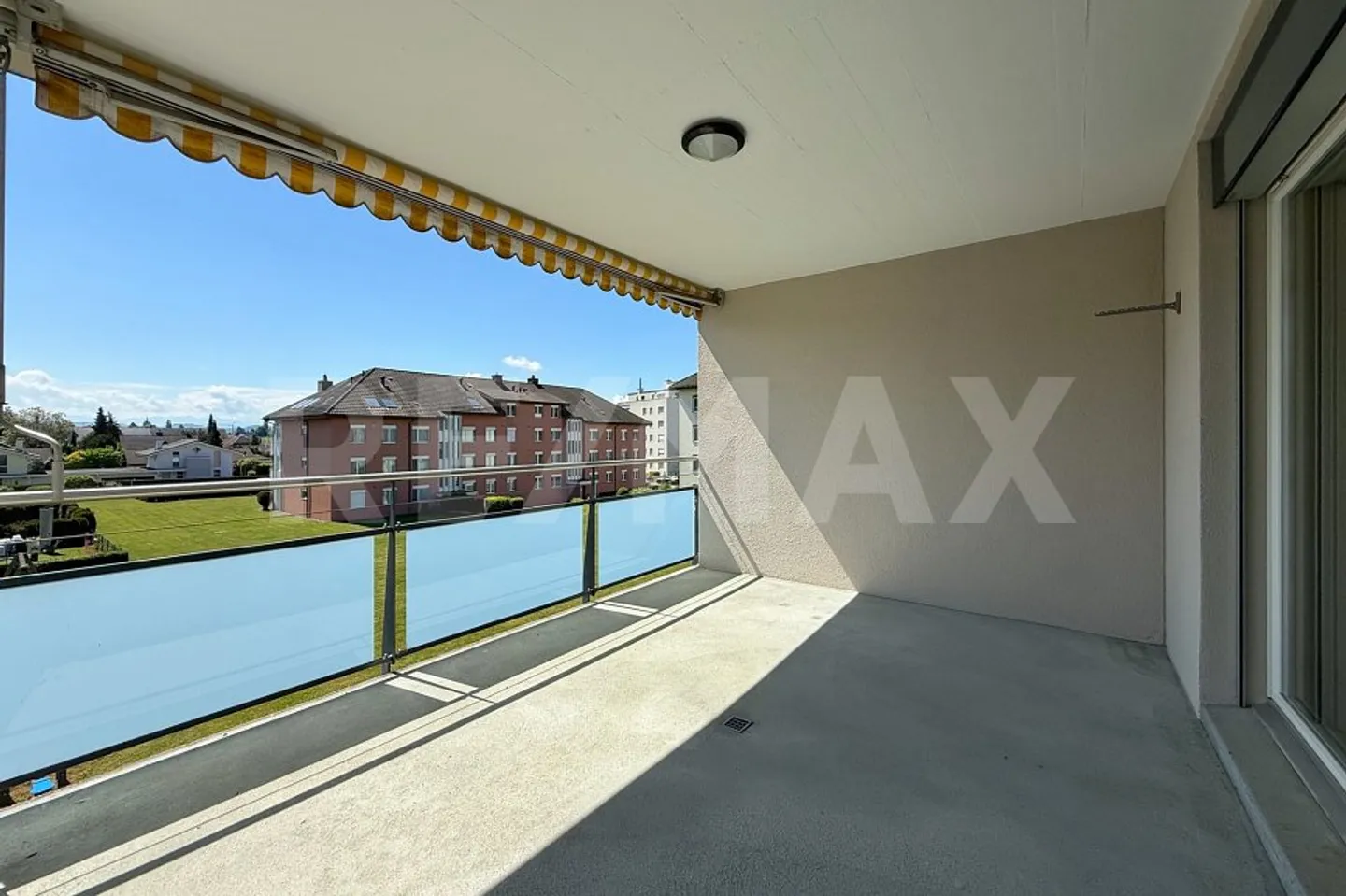 Situé au calme, bien entretenu et avec beaucoup de potentiel - Appartement 3½ pièces avec balcon sur le vert - Photo 7 sur 13