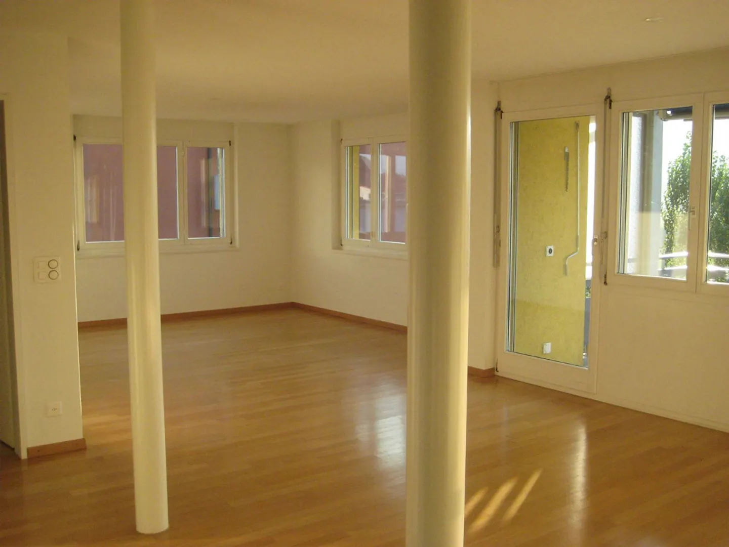Appartement spacieux de 4,5 pièces incluant un box de garage + place de parking - Photo 2 sur 11