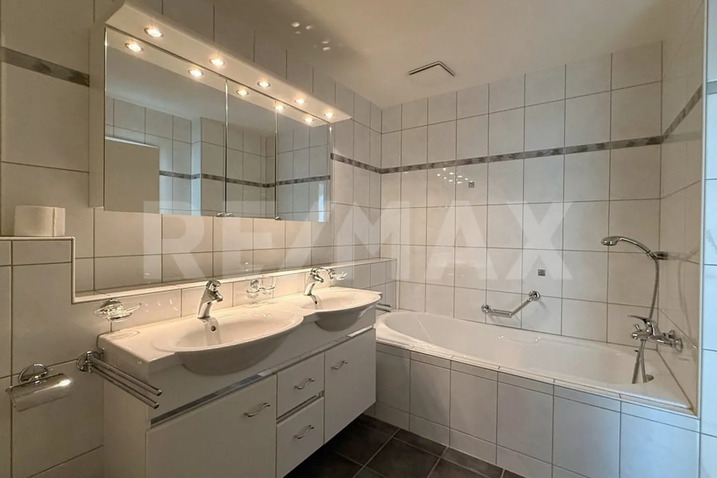 Situé au calme, bien entretenu et avec beaucoup de potentiel - Appartement 3½ pièces avec balcon sur le vert - Photo 11 sur 13