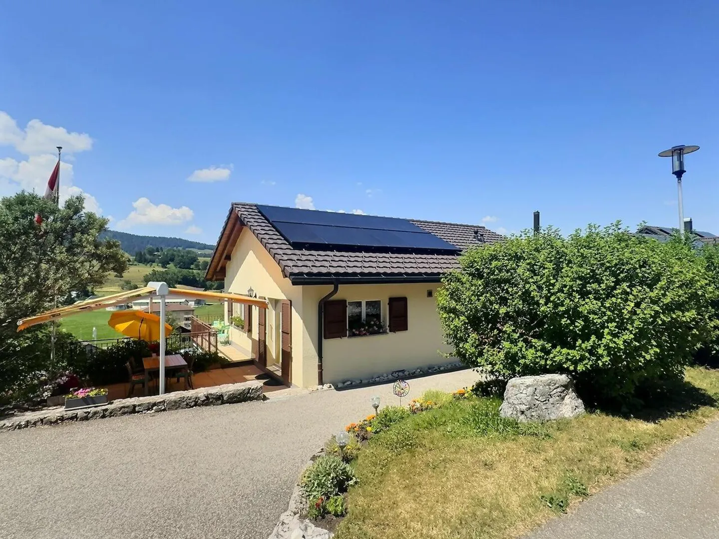 Charmantes Haus mit Solarpanelen - Foto 2 von 14