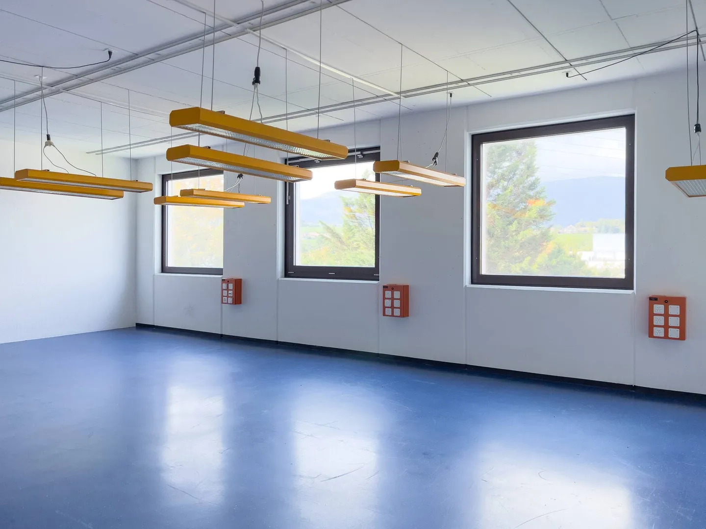 Mixed-use building for rent - Photo 5 of 9