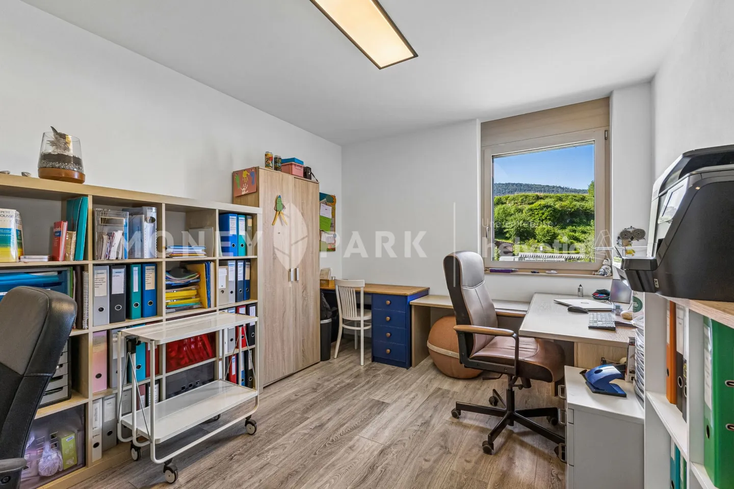Wunderschöne 8-Zimmer-Immobilie mit technischem Hangar und vier Garagen - Foto 7 von 19