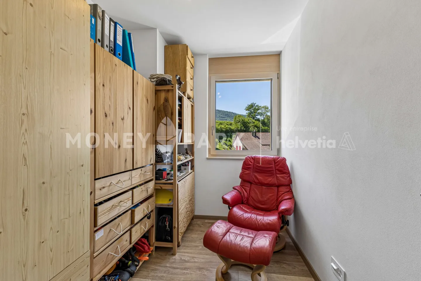 Wunderschöne 8-Zimmer-Immobilie mit technischem Hangar und vier Garagen - Foto 8 von 19
