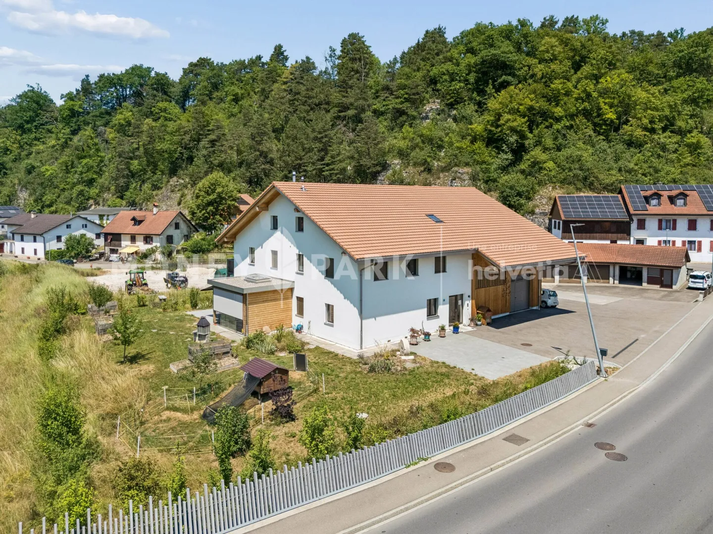 Wunderschöne 8-Zimmer-Immobilie mit technischem Hangar und vier Garagen - Foto 1 von 19