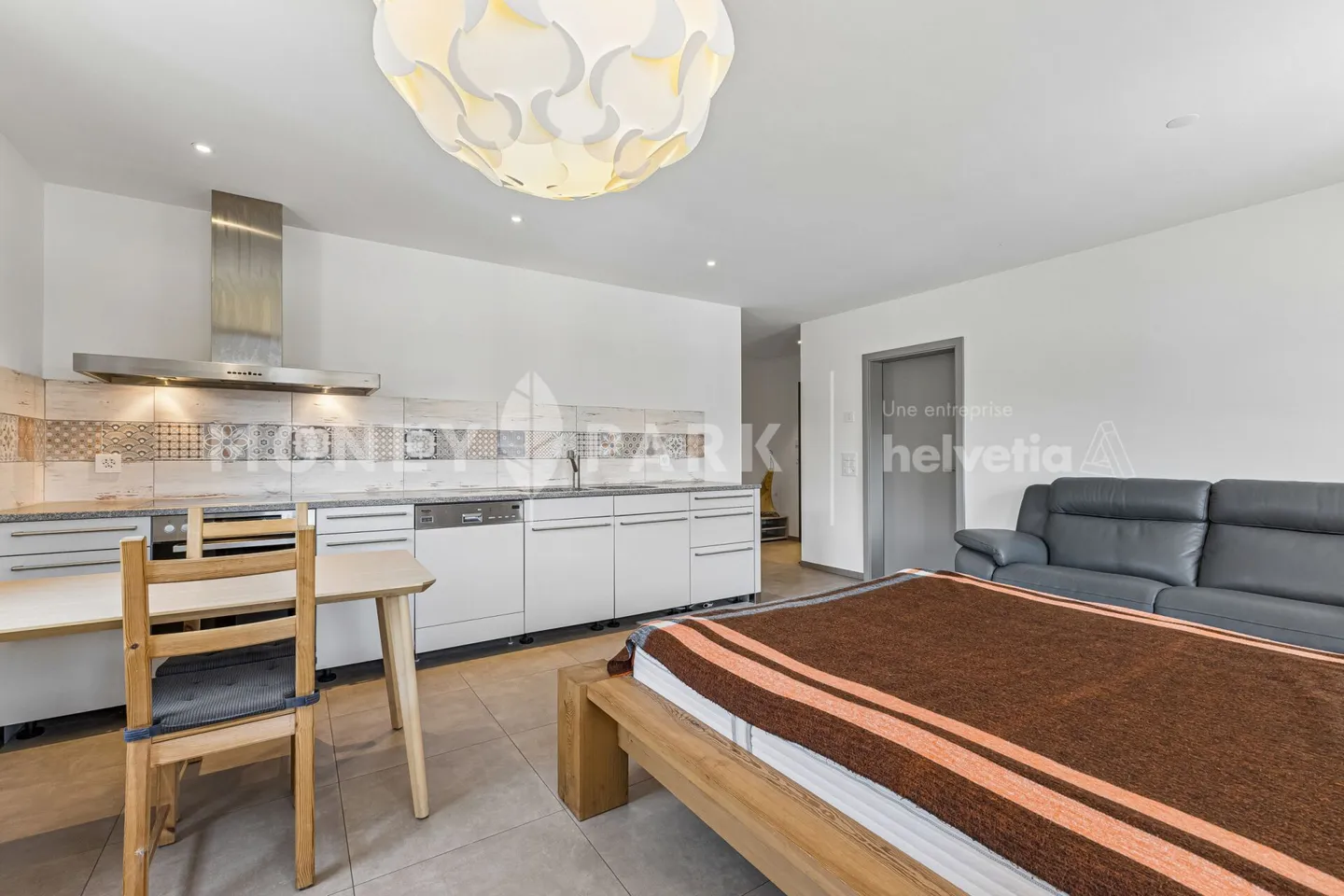 Wunderschöne 8-Zimmer-Immobilie mit technischem Hangar und vier Garagen - Foto 13 von 19