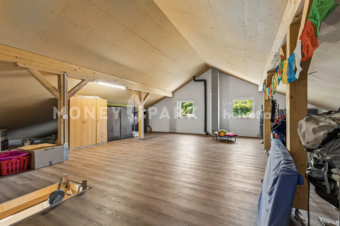 Wunderschöne 8-Zimmer-Immobilie mit technischem Hangar und vier Garagen - Foto 15 von 19