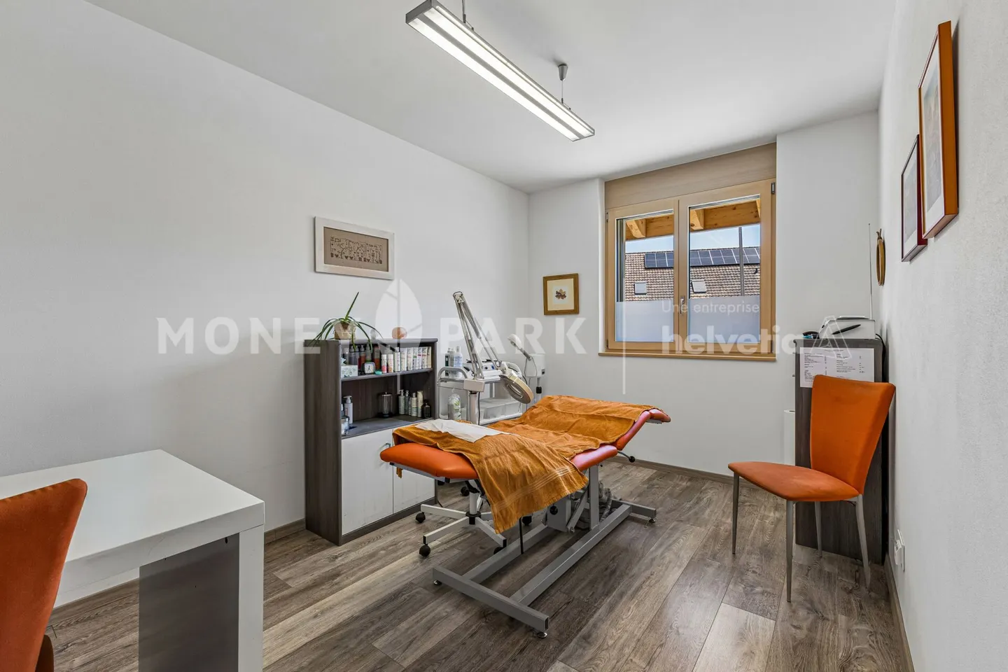 Wunderschöne 8-Zimmer-Immobilie mit technischem Hangar und vier Garagen - Foto 14 von 19