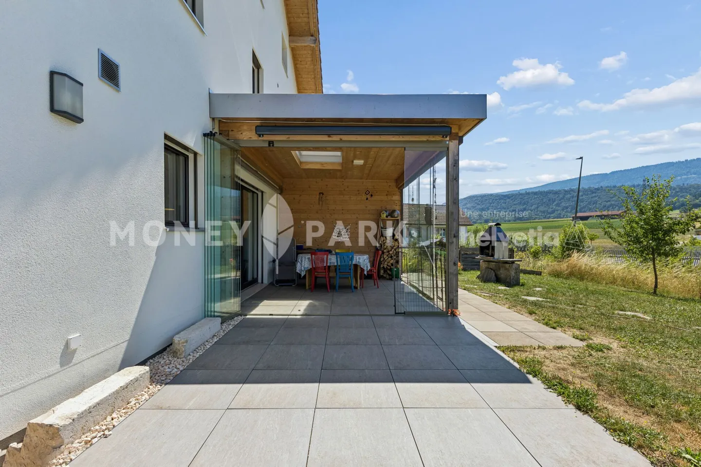 Wunderschöne 8-Zimmer-Immobilie mit technischem Hangar und vier Garagen - Foto 17 von 19