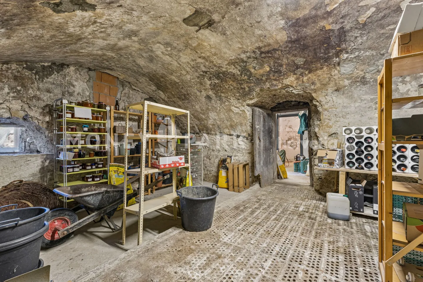 Wunderschöne 8-Zimmer-Immobilie mit technischem Hangar und vier Garagen - Foto 18 von 19