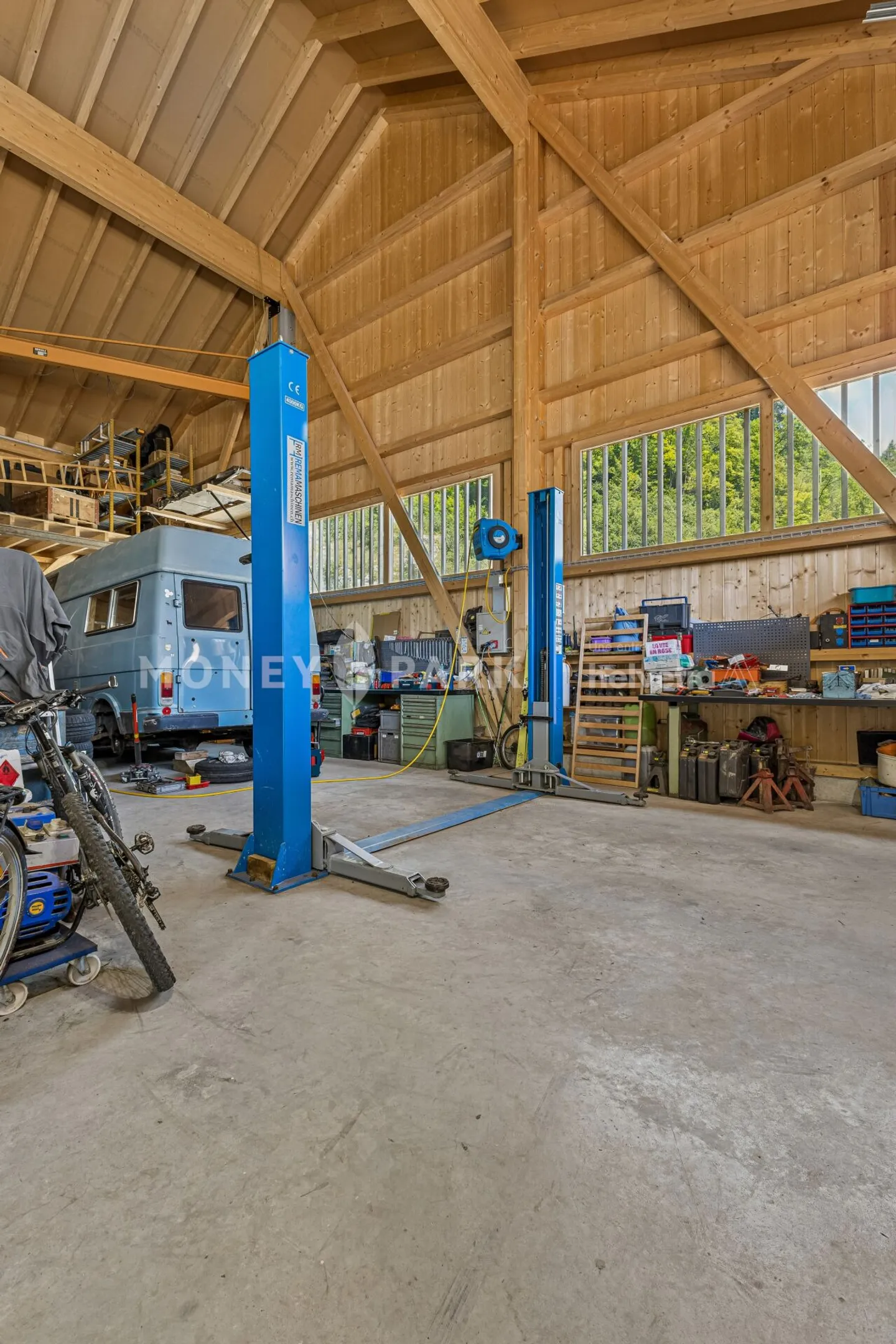 Wunderschöne 8-Zimmer-Immobilie mit technischem Hangar und vier Garagen - Foto 19 von 19