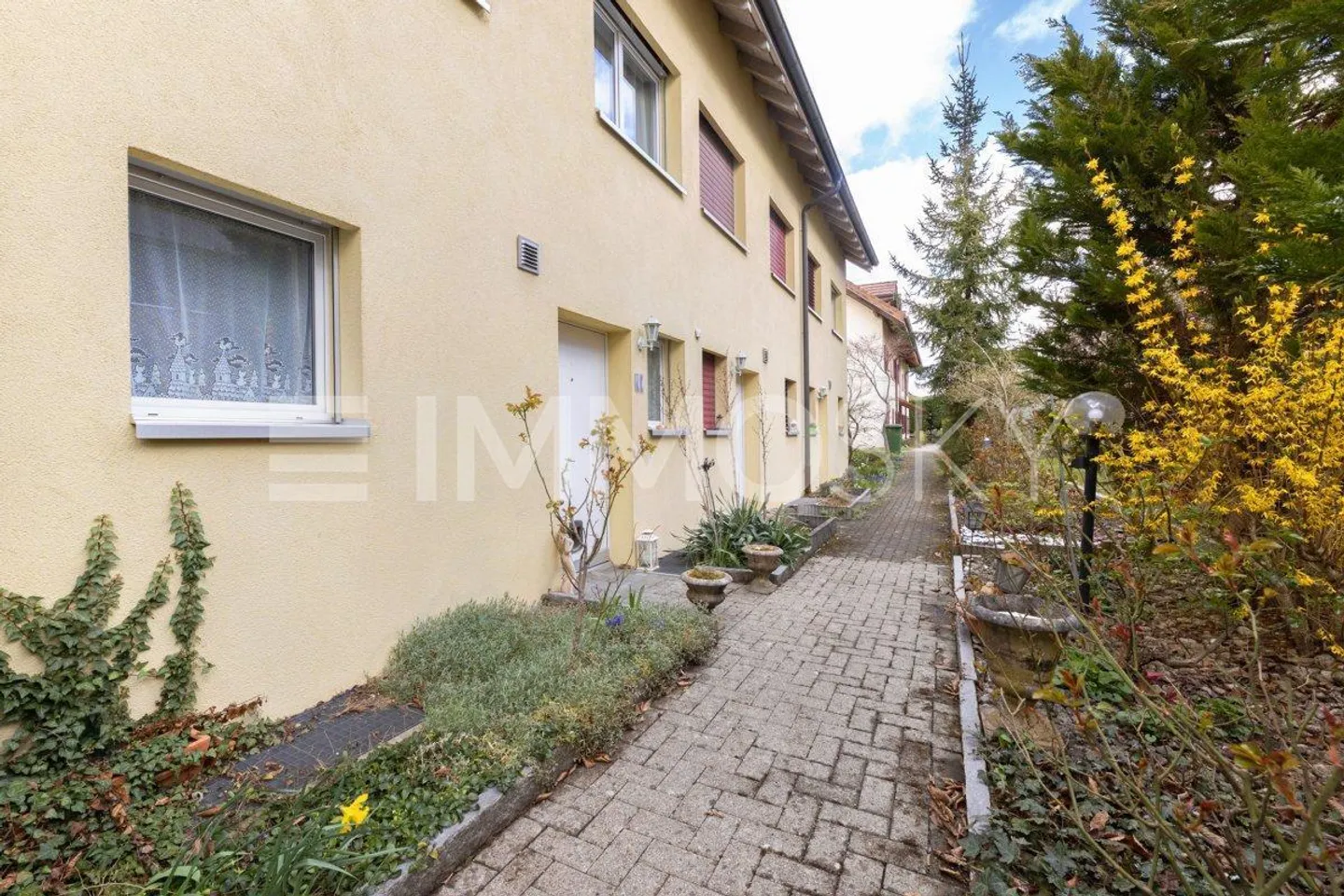 Charmantes Familienhaus mit Balkonen - Foto 1 von 5