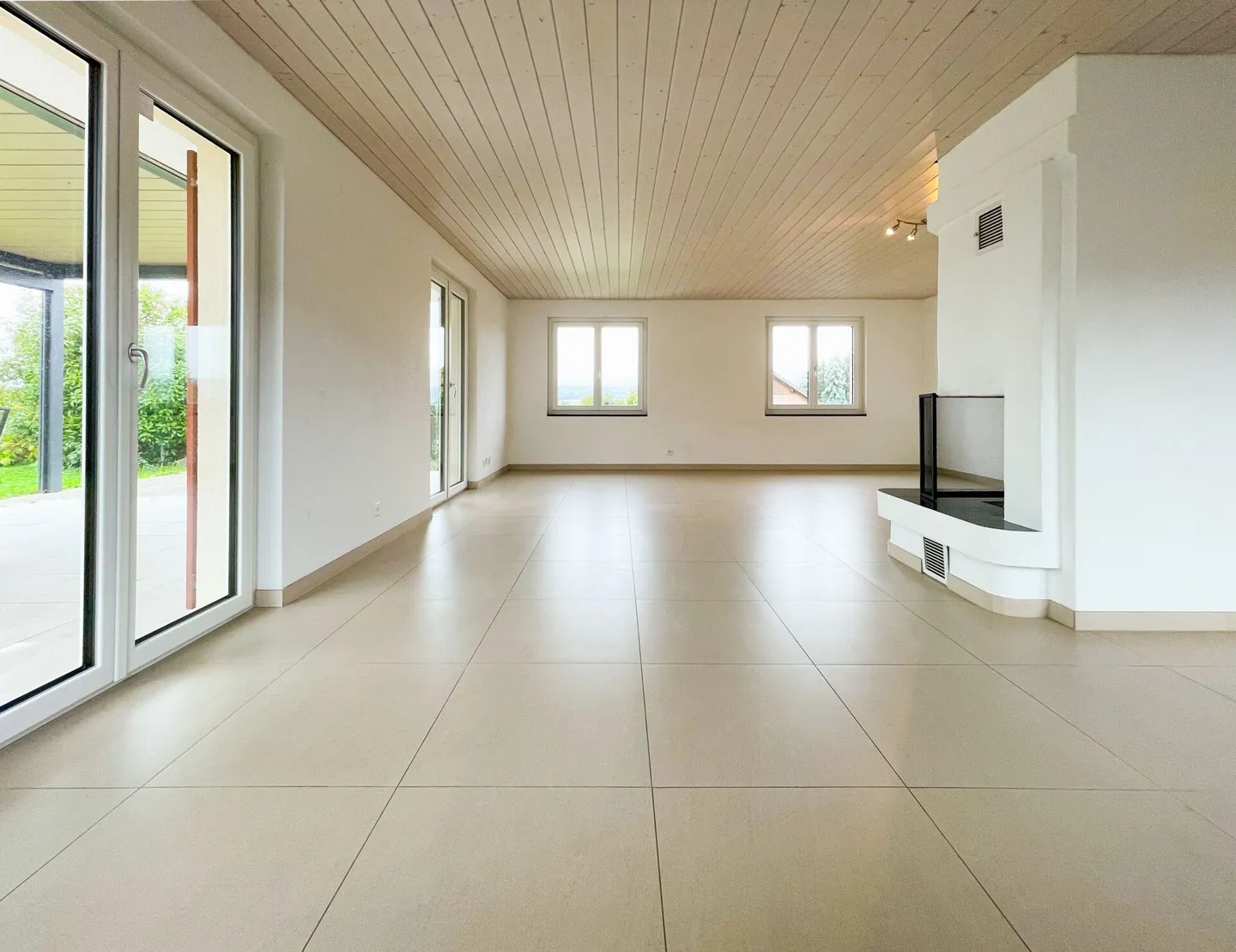 Elegantes Einfamilienhaus mit Garten - Foto 9 von 13