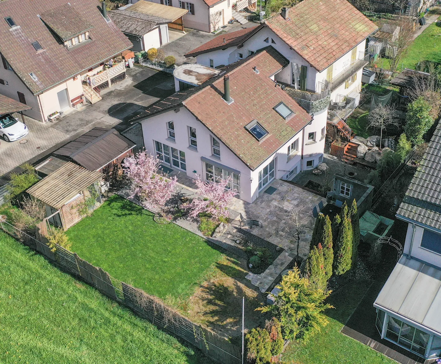 Renovated two-family house with plenty of space and a beautiful garden - Photo 2 of 16