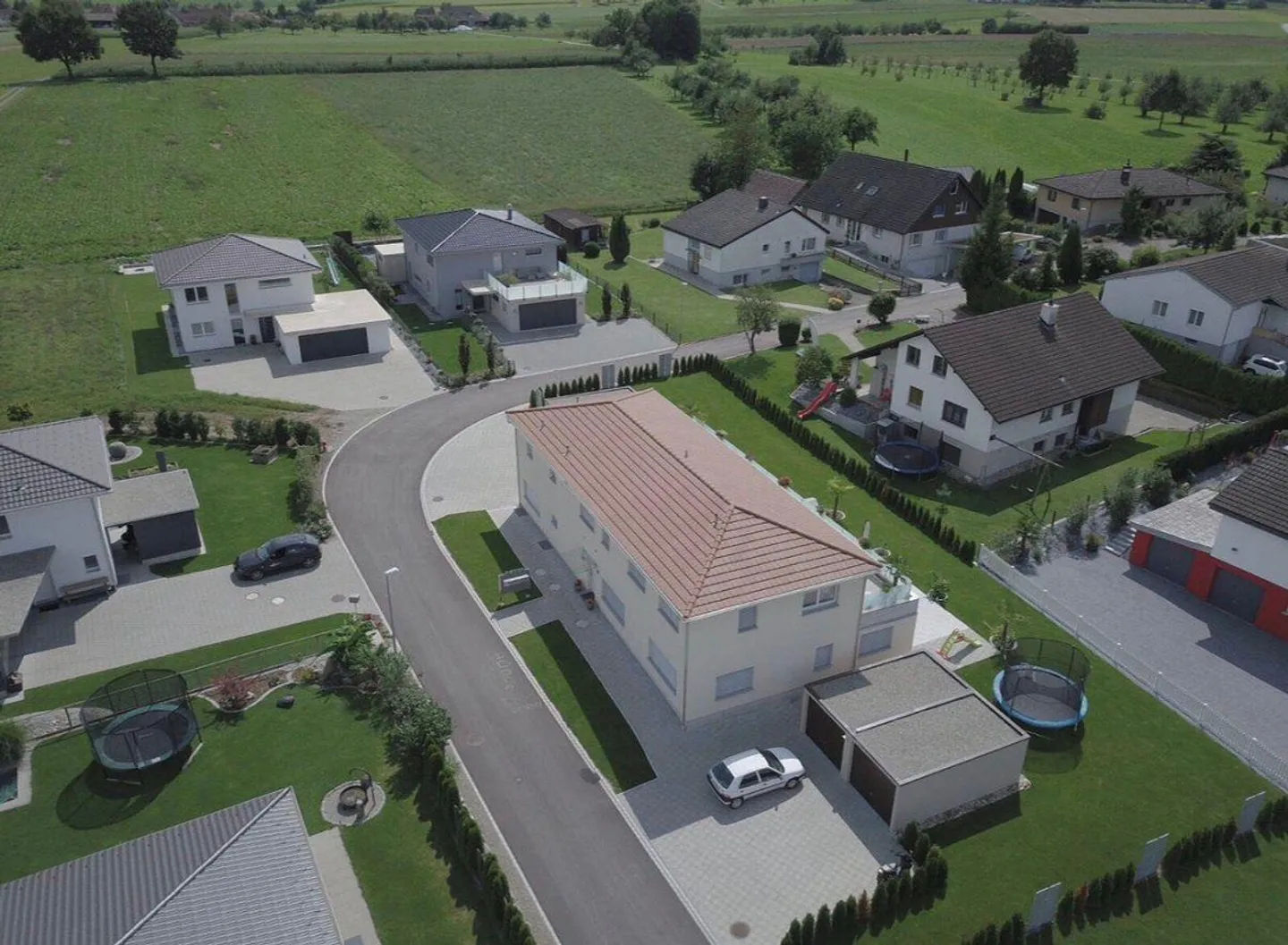 Appartement moderne et lumineux de 4,5 pièces avec grande terrasse et jardin. - Photo 1 sur 12