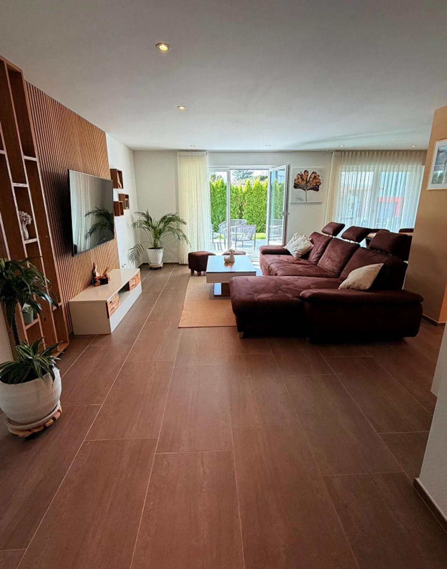 Appartement moderne et lumineux de 4,5 pièces avec grande terrasse et jardin. - Photo 2 sur 12