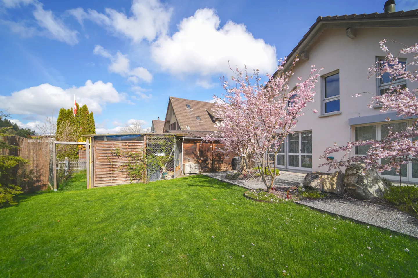 Renovated two-family house with plenty of space and a beautiful garden - Photo 4 of 16