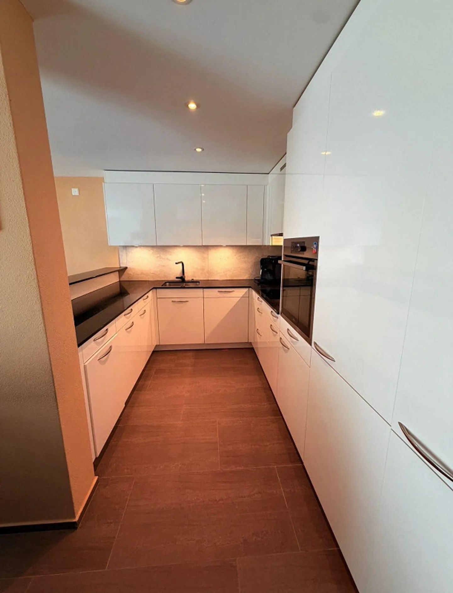 Appartement moderne et lumineux de 4,5 pièces avec grande terrasse et jardin. - Photo 3 sur 12