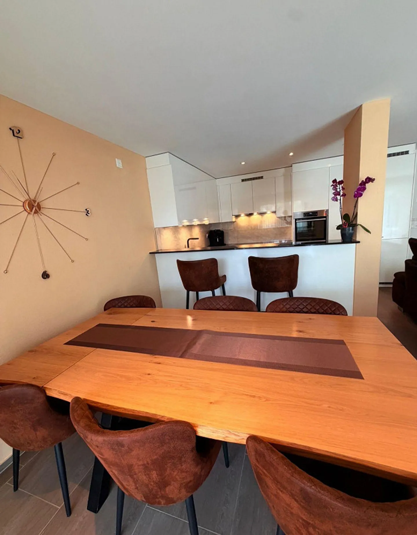 Appartement moderne et lumineux de 4,5 pièces avec grande terrasse et jardin. - Photo 4 sur 12