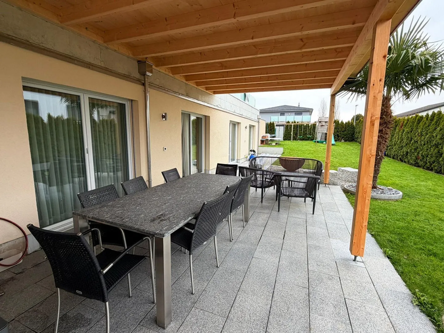 Appartement moderne et lumineux de 4,5 pièces avec grande terrasse et jardin. - Photo 5 sur 12