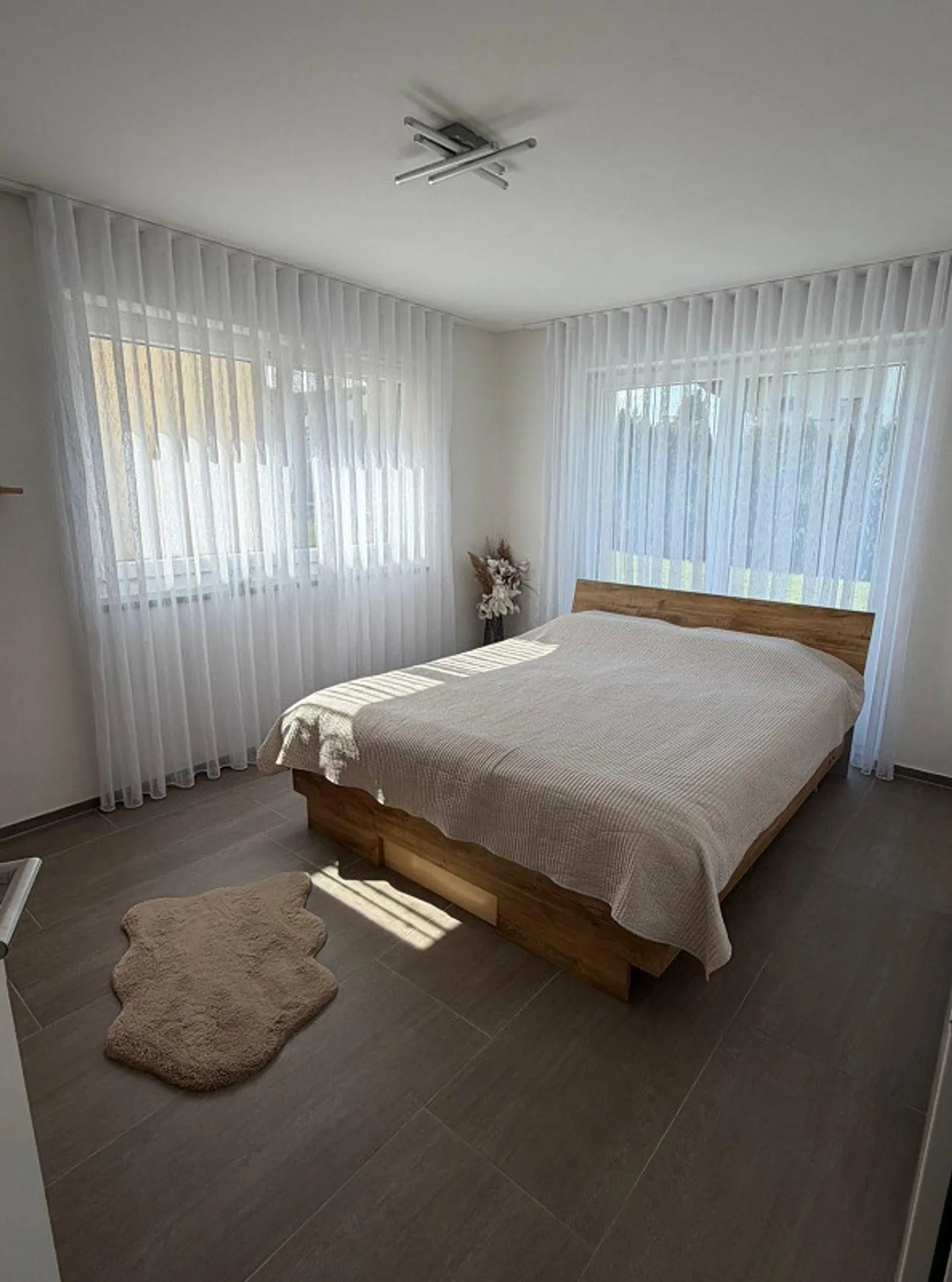 Appartement moderne et lumineux de 4,5 pièces avec grande terrasse et jardin. - Photo 6 sur 12