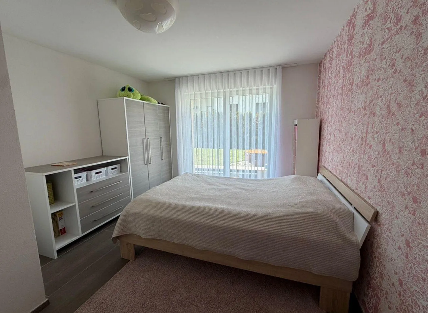 Appartement moderne et lumineux de 4,5 pièces avec grande terrasse et jardin. - Photo 7 sur 12