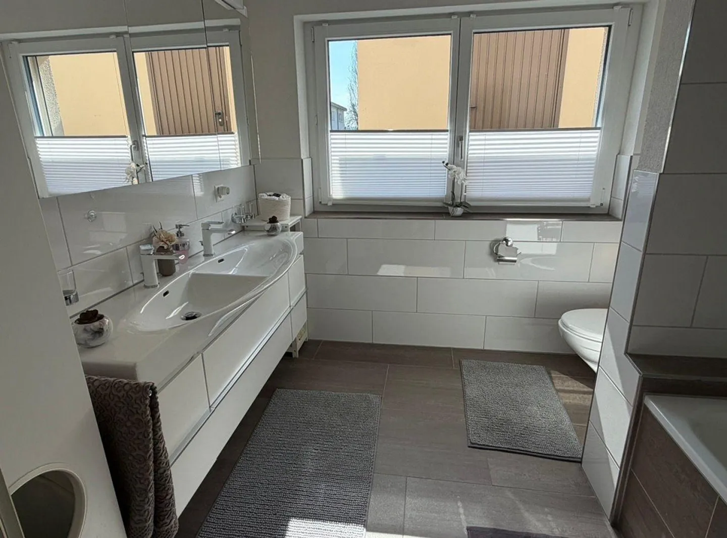 Appartement moderne et lumineux de 4,5 pièces avec grande terrasse et jardin. - Photo 11 sur 12