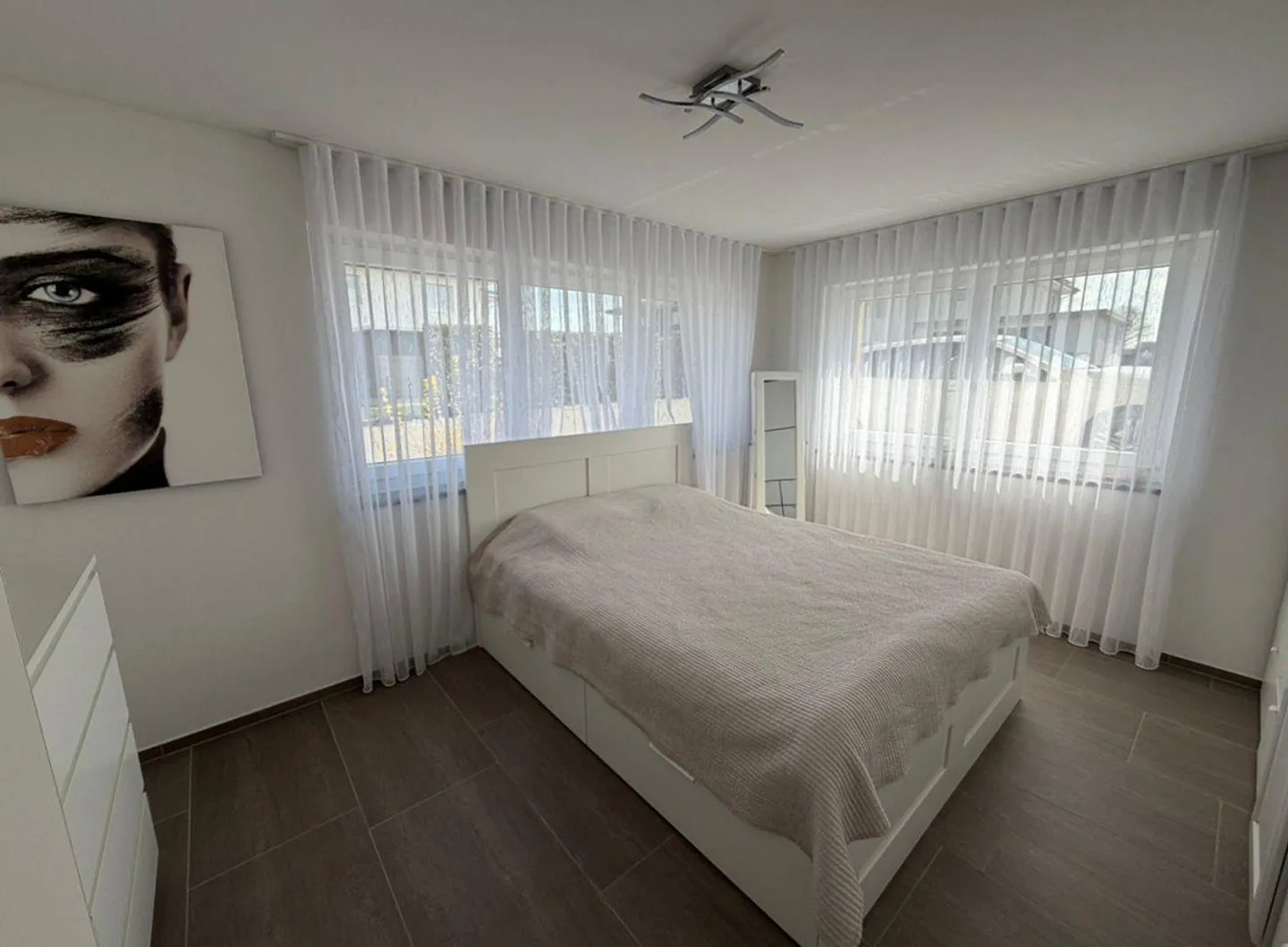 Appartement moderne et lumineux de 4,5 pièces avec grande terrasse et jardin. - Photo 8 sur 12