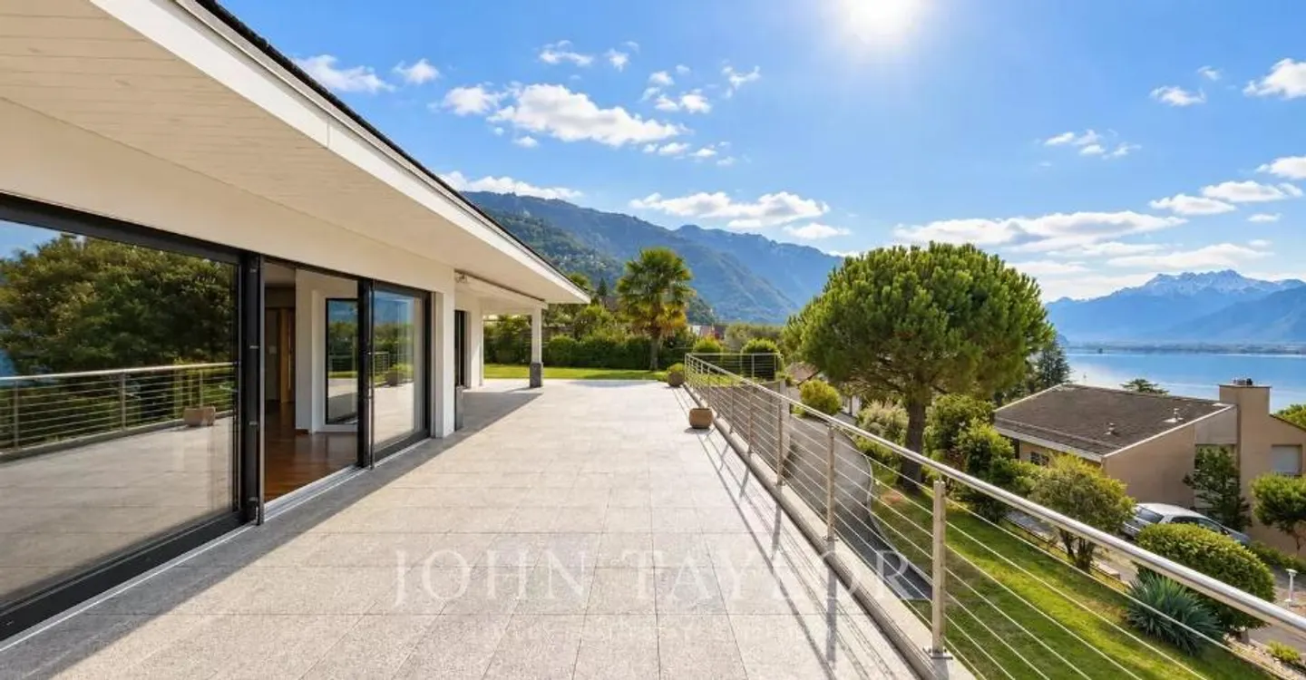 Individual villa in a quiet location with panoramic lake view - Photo 1 of 12