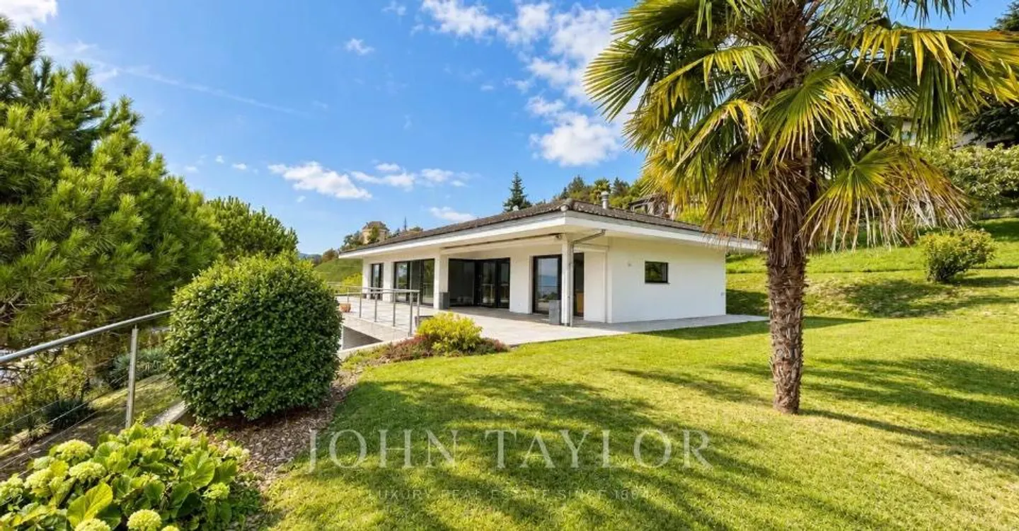 Individual villa in a quiet location with panoramic lake view - Photo 2 of 12