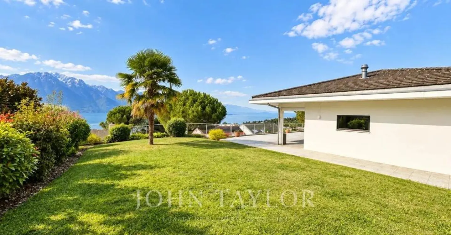 Individual villa in a quiet location with panoramic lake view - Photo 3 of 12