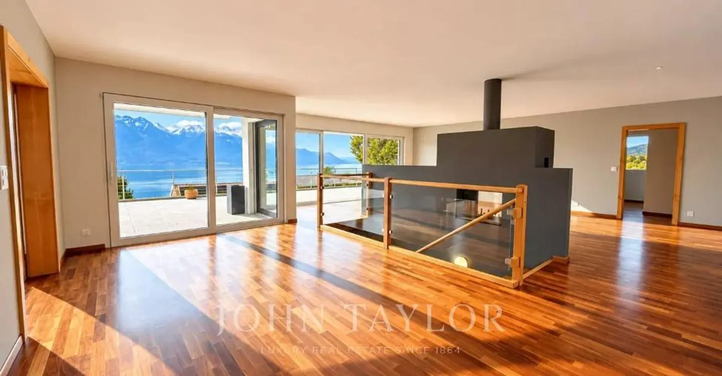 Individual villa in a quiet location with panoramic lake view - Photo 5 of 12