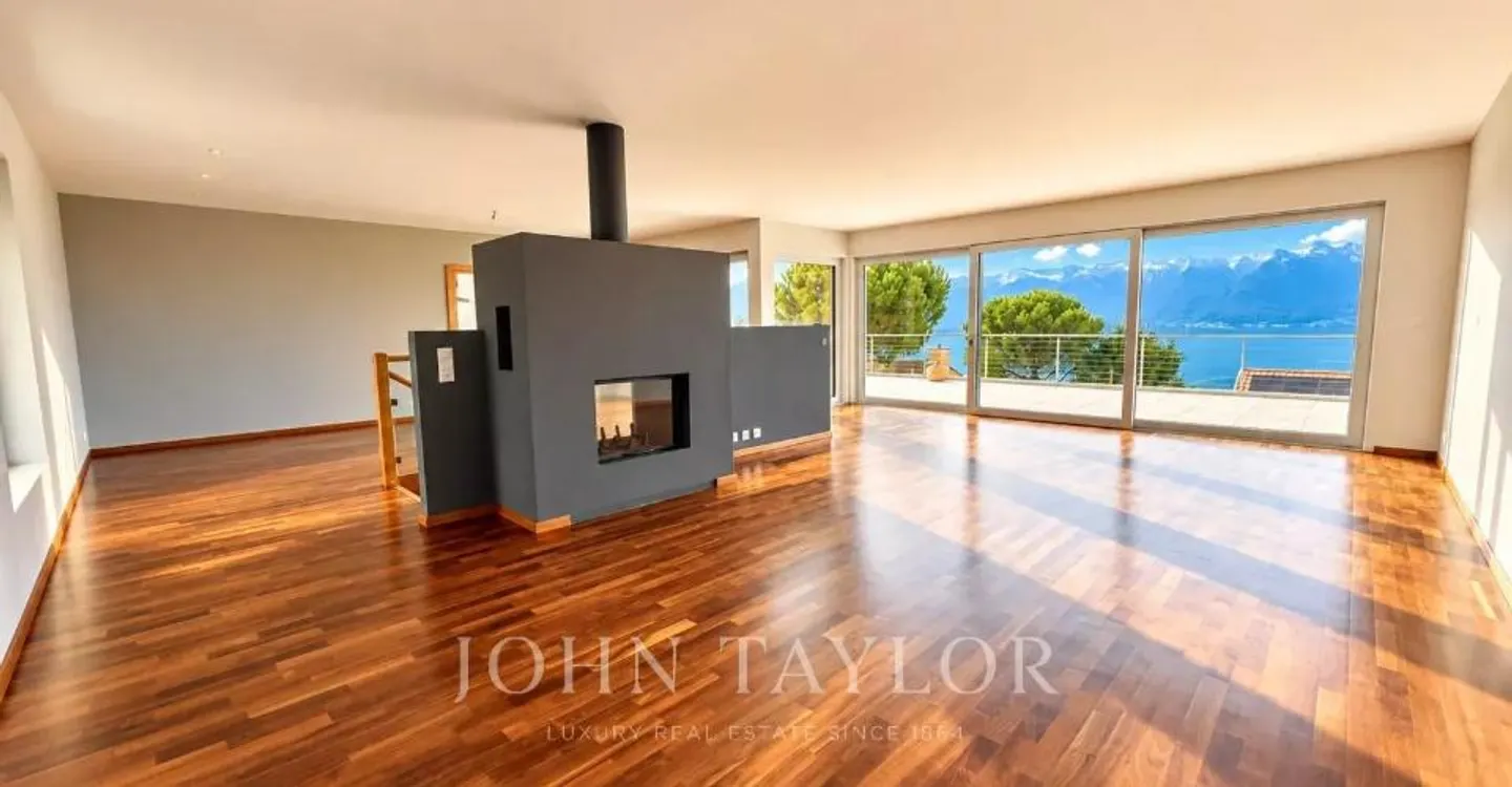 Individual villa in a quiet location with panoramic lake view - Photo 6 of 12