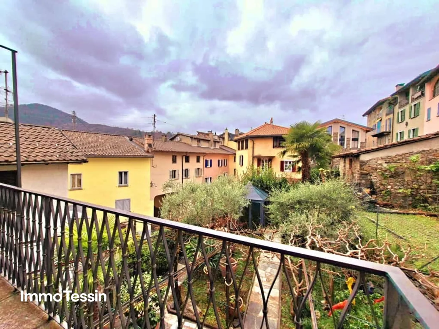Rarity: Completely and lovingly restored Ticino mansion with a touch of luxury - Photo 1 of 13
