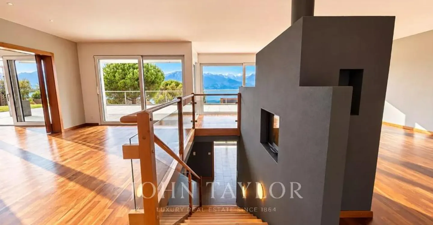 Individual villa in a quiet location with panoramic lake view - Photo 7 of 12
