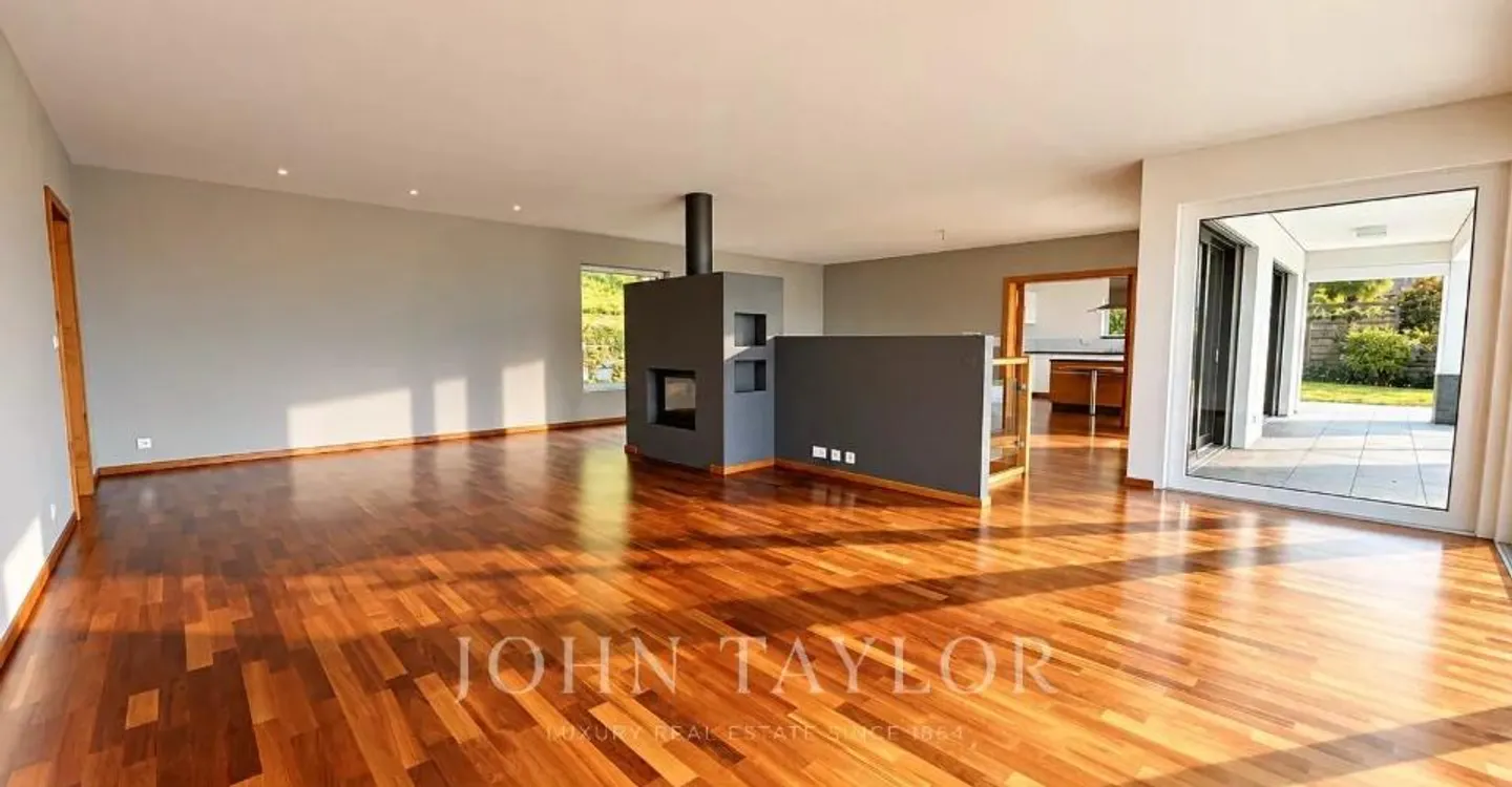 Individual villa in a quiet location with panoramic lake view - Photo 8 of 12