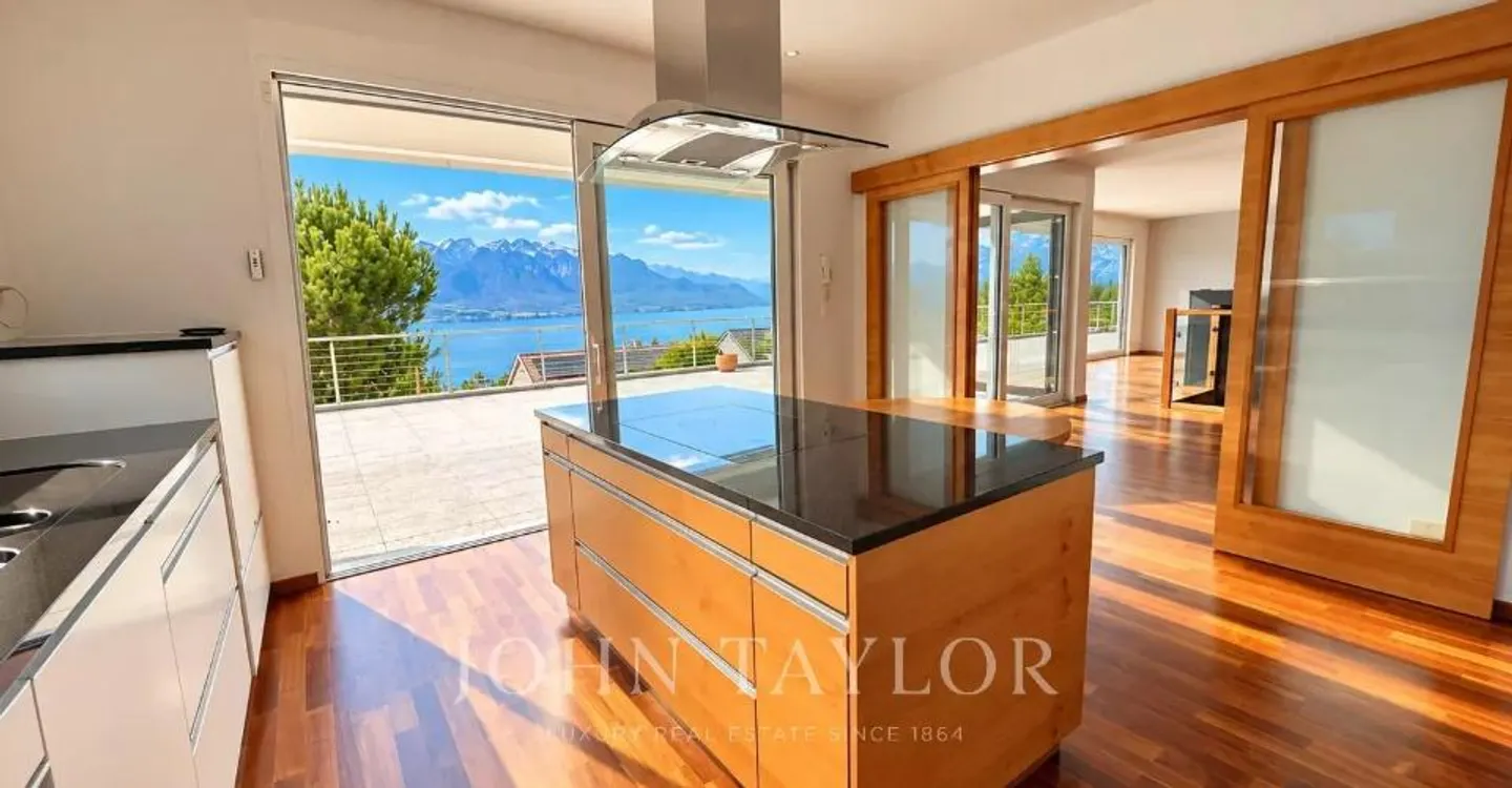 Individual villa in a quiet location with panoramic lake view - Photo 10 of 12