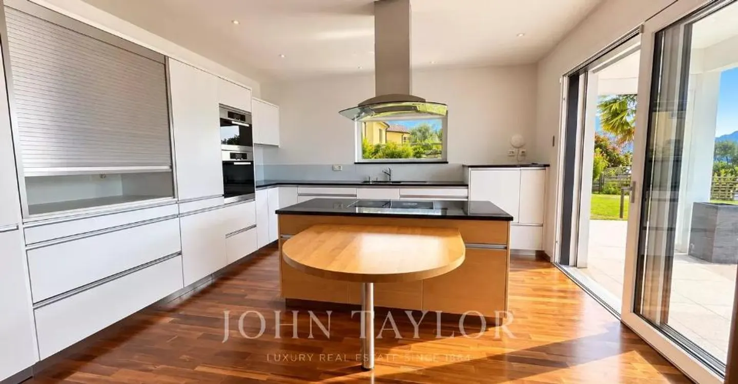 Individual villa in a quiet location with panoramic lake view - Photo 9 of 12