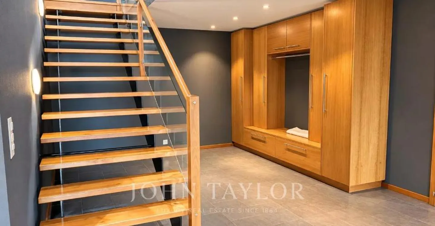 Individual villa in a quiet location with panoramic lake view - Photo 11 of 12