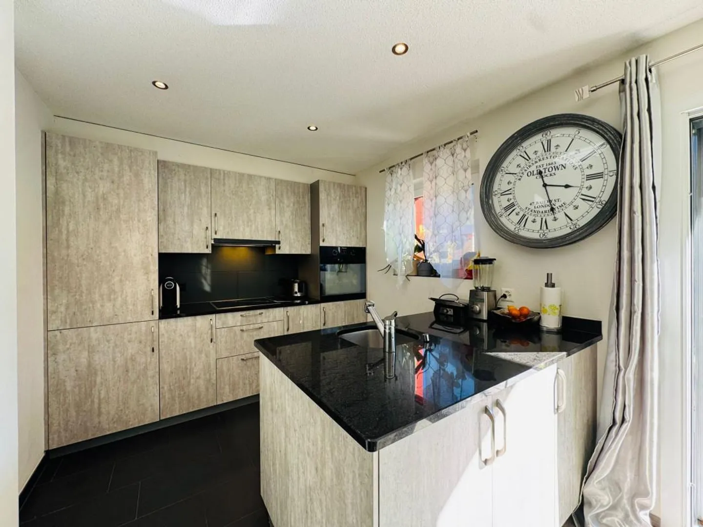 Stunning 4.5-room apartment in Orsières - ideal for a family - Photo 3 of 10