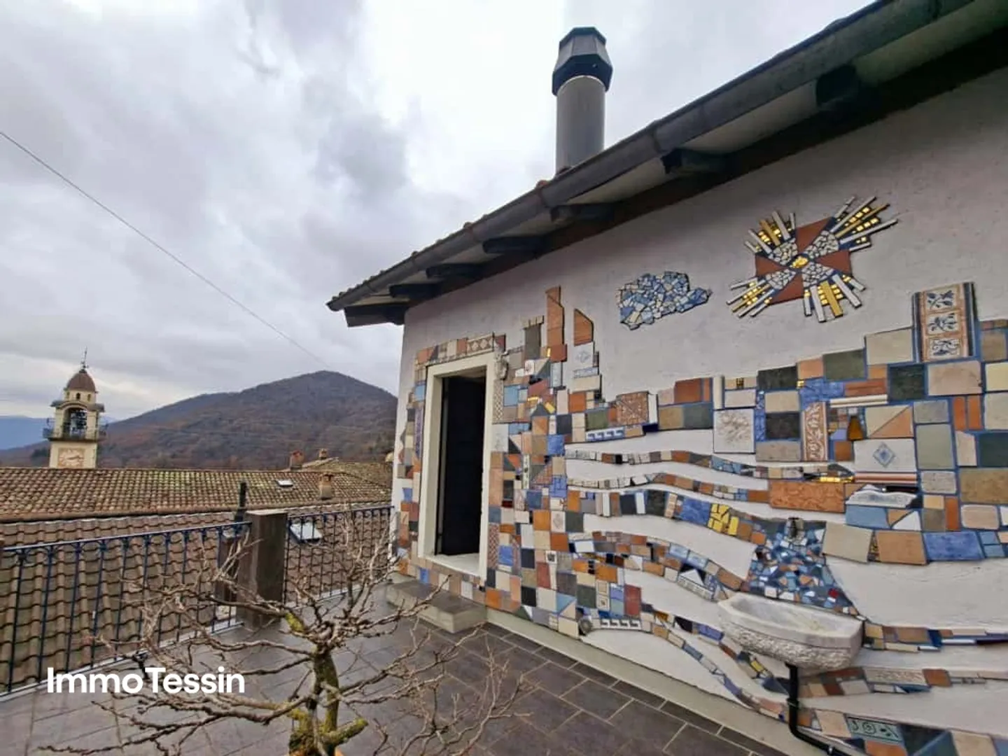 Rarity: Completely and lovingly restored Ticino mansion with a touch of luxury - Photo 2 of 13