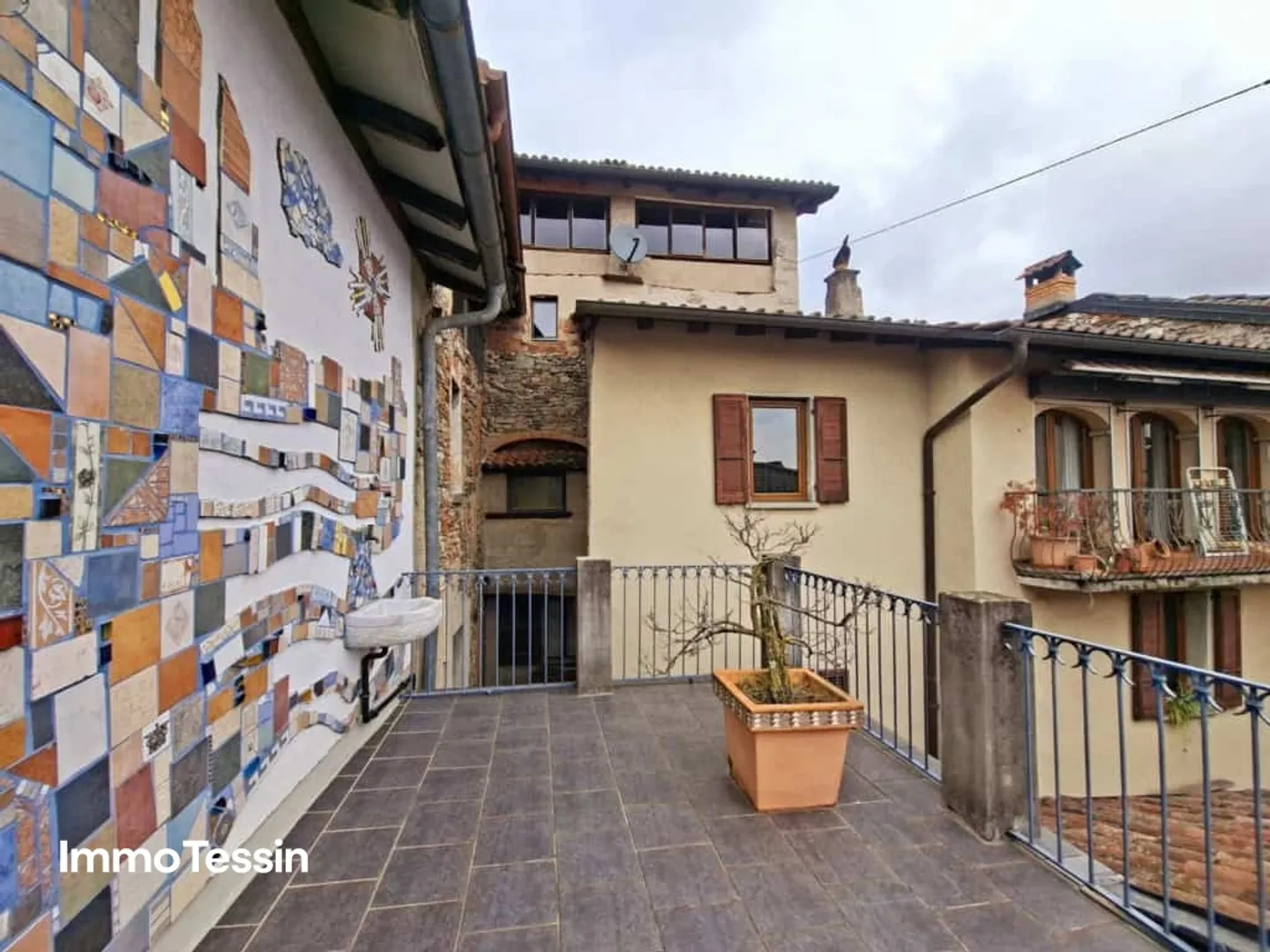 Rarity: Completely and lovingly restored Ticino mansion with a touch of luxury - Photo 3 of 13