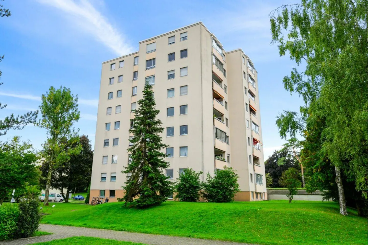 2.5-room condominium with glazed balcony and parking space - Photo 1 of 12