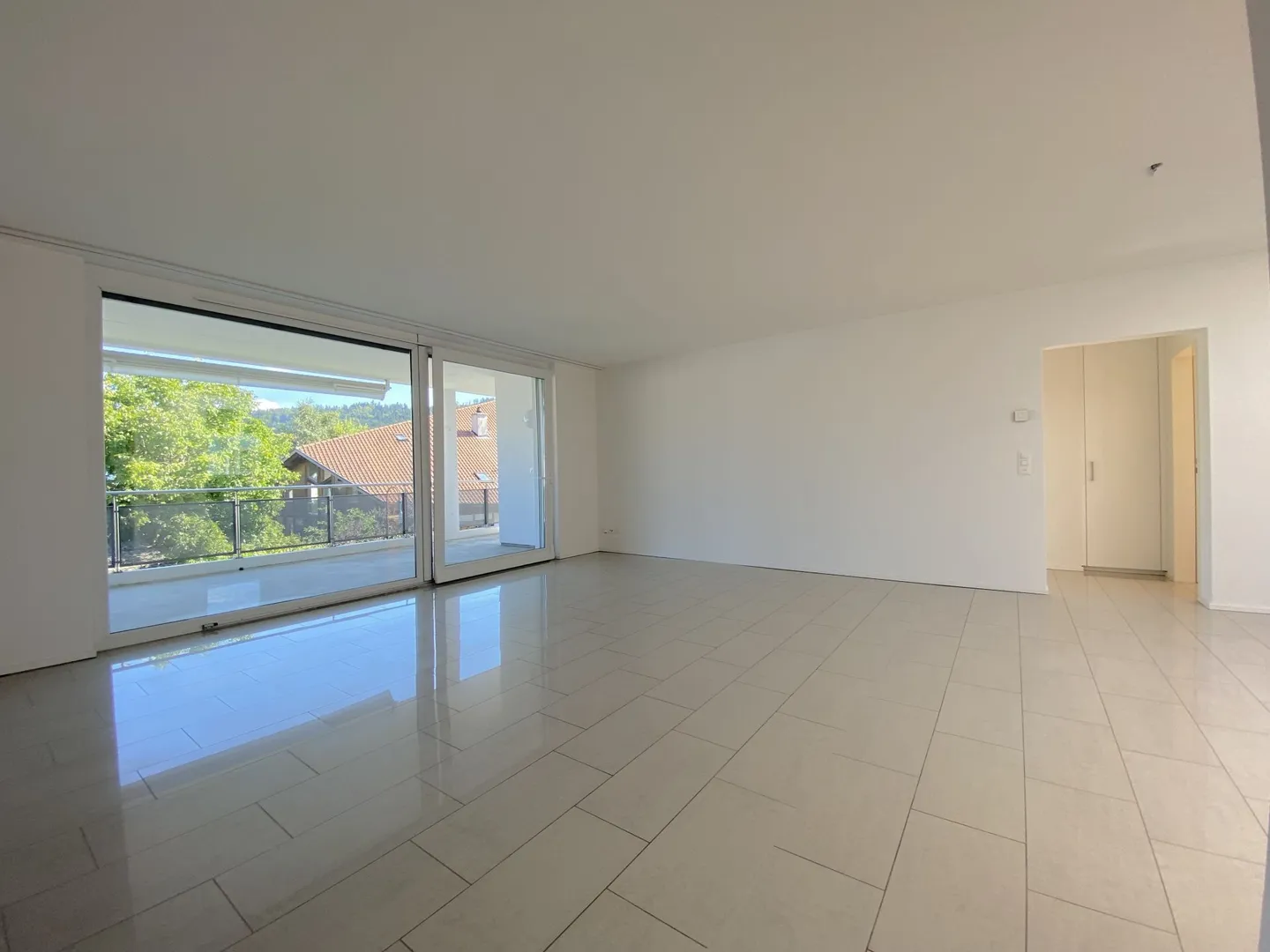 Spacious 5.5-room apartment in a central location - Photo 2 of 11