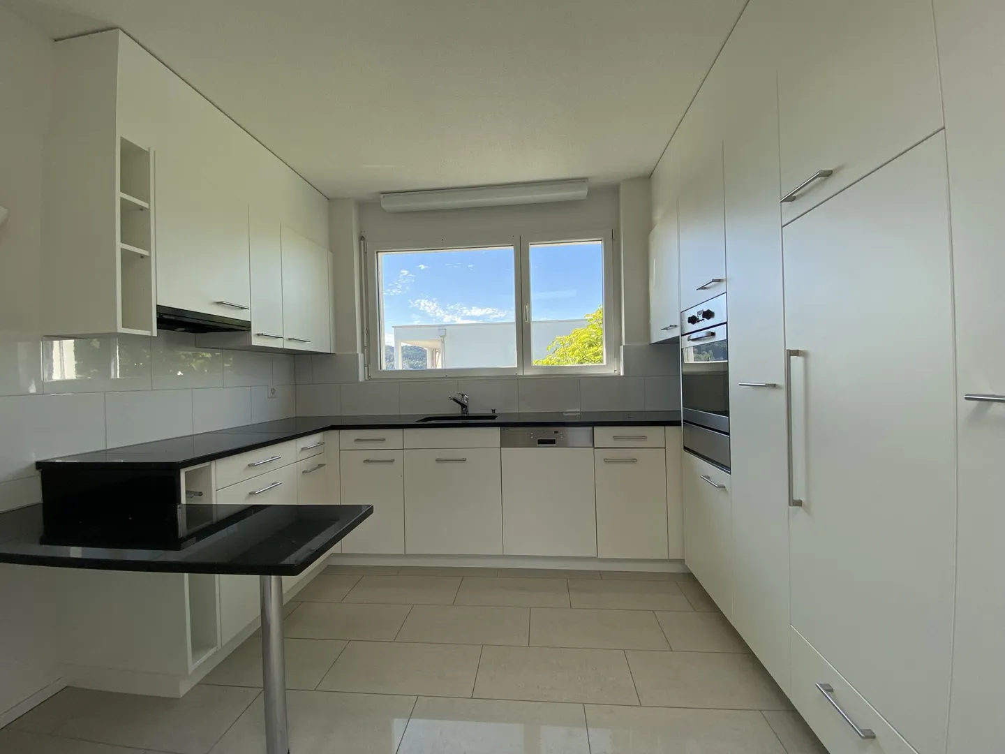 Spacious 5.5-room apartment in a central location - Photo 1 of 11