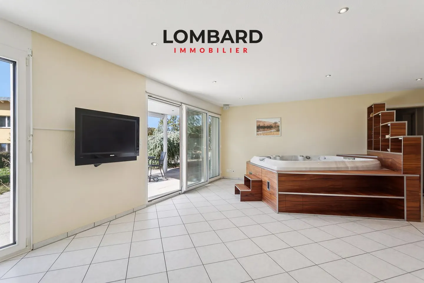Architect-designed villa with unobstructed view and landscaped garden - Photo 9 of 11